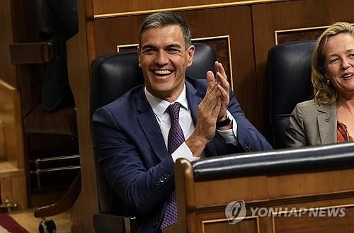 페드로 산체스 스페인 총리 대행(마드리드 AP=연합뉴스) 페드로 산체스 스페인 총리 대행이 29일(현지시간) 총리 인준안 표결이 열린 의회에서 박수치며 웃고 있다.
