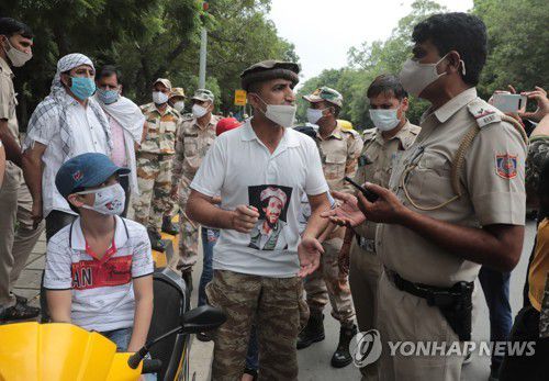 인도 경찰에 연행되는 아프간 난민(뉴델리 EPA=연합뉴스) 아프가니스탄 난민(가운데)이 2021년 9월 9일 뉴델리 소재 파키스탄 대사관 앞에서 시위허가를 받지 못한 채 인도 경찰에 연행되고 있다.