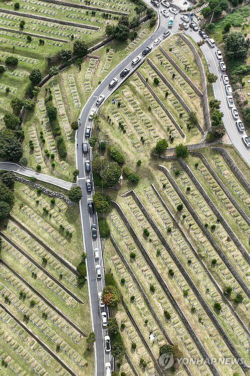 줄지어 선 성묘 차량들(파주=연합뉴스) 서대연 기자 = 추석을 닷새 앞둔 24일 경기 파주시 용미리묘지 도로가 성묘객들의 차량으로 붐비고 있다. 2023.9.24 dwise@yna.co.kr