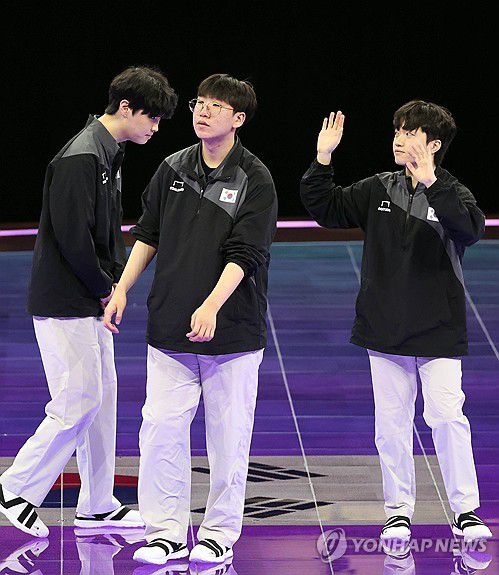 결승 진출했습니다.(항저우=연합뉴스) 형민우 기자 = 28일 오전 중국 저장성 항저우 E스포츠 센터에서 열린 2022 항저우 아시안게임 e스포츠 리그 오브 레전드(LoL) 한국과 중국의 준결승전에서 한국 대표팀이 중국을 꺾고 결승 진출을 확정지은뒤 인사하고 있다. 2023.9.28 minu21@yna.co.kr