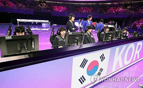 결승 앞으로(항저우=연합뉴스) 형민우 기자 = 28일 오전 중국 저장성 항저우 E스포츠 센터에서 열린 2022 항저우 아시안게임 e스포츠 리그 오브 레전드(LoL) 준결승전에서 한국팀이 중국에 맞서 경기 준비를 하고 있다. 한국팀은 세트 스코어 2-0으로 중국을 꺾고 결승에 진출했다. 2023.9.28 minu21@yna.co.kr