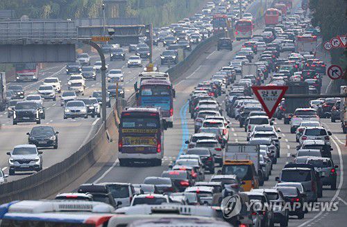추석 연휴 늘어난 차량들(서울=연합뉴스) 김도훈 기자 = 추석 연휴 첫날인 28일 오후 서울 경부고속도로 잠원 IC 인근 상(왼쪽)·하행선이 차량으로 붐비고 있다. 2023.9.28 superdoo82@yna.co.kr