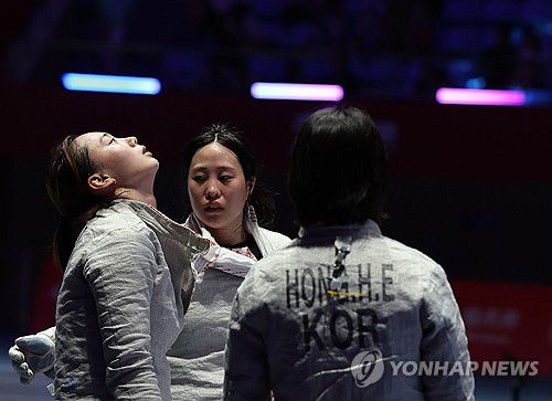 '미안함과 아쉬움'(항저우=연합뉴스) 이지은 기자 = 29일 중국 항저우 전자대학 체육관에서 열린 19회 항저우 아시안게임 펜싱 여자 사브르 단체 준결승 일본과의 경기에서 역전패 당한 윤지수가 아쉬워하고 있다. 2023.9.29 jieunlee@yna.co.kr