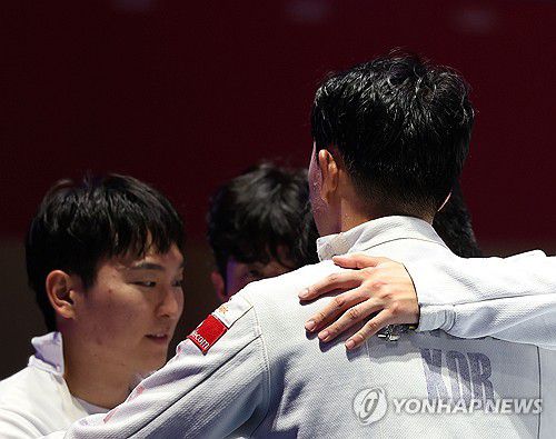 '힘내자'(항저우=연합뉴스) 이지은 기자 = 29일 중국 항저우 전자대학 체육관에서 열린 19회 항저우 아시안게임 펜싱 남자 에페 단체 준결승에서 일본에 진 대한민국 선수들이 서로 포옹하고 있다. 남자 에페는 이날 동메달을 획득했다. 2023.9.29 jieunlee@yna.co.kr