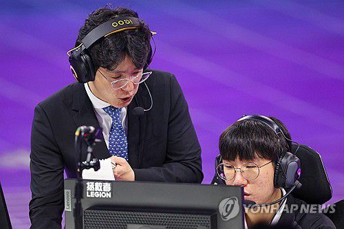 결승 1세트 준비하는 룰러-김정균 감독(항저우=연합뉴스) 신현우 기자 = 29일 중국 저장성 항저우 e스포츠 센터에서 열린 제19회 항저우 아시안게임 e스포츠 리그 오브 레전드(LoL) 결승에서 한국 '룰러' 박재혁과 김정균 감독이 경기를 준비하고 있다. 2023.9.29 nowwego@yna.co.kr
