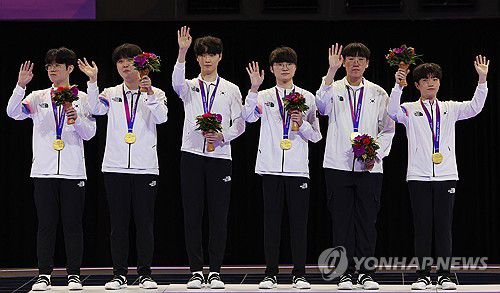 영광의 주인공들(항저우=연합뉴스) 신현우 기자 = 29일 중국 저장성 항저우 e스포츠 센터에서 열린 제19회 항저우 아시안게임 e스포츠 리그 오브 레전드(LoL)에서 금메달을 딴 한국 선수들이 시상대에 올라 손을 흔들고 있다. 왼쪽부터 '제우스' 최우제, '카나비' 서진혁, '쵸비' 정지훈, '페이커' 이상혁, '룰러' 박재혁, '케리아' 류민석. 2023.9.29 nowwego@yna.co.kr