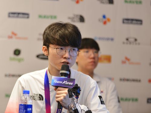 '페이커' 이상혁(항저우=연합뉴스) 김경윤 기자 = 한국 리그 오브 레전드 대표팀의 이상혁이 30일 중국 항저우 그랜드 뉴 센추리 호텔에 마련된 대한체육회 스포츠외교라운지에서 기자회견을 하고 있다. 2023.9.30 cycle@yna.co.kr