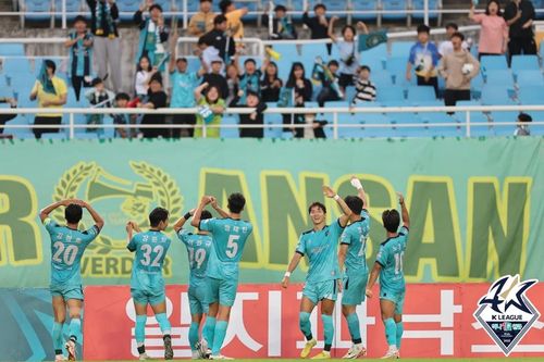 안산 윤주태의 페널티킥 동점골을 기뻐하는 선수들[한국프로축구연맹 제공. 재판매 및 DB 금지]