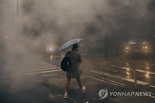 폭우 속에서 길을 건너는 뉴욕 시민(뉴욕 AP=연합뉴스) 미국 뉴욕 시민이 폭우가 내리는 출근시간에 길을 건너고 있다. 2023.9.29 photo@yna.co.kr