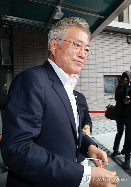 녹색병원 떠나는 문재인 전 대통령(서울=연합뉴스) 박동주 기자 = 문재인 전 대통령이 입원 중인 더불어민주당 이재명 대표를 만난 19일 오후 서울 중랑구 녹색병원을 떠나고 있다. 2023.9.19 [공동취재] pdj6635@yna.co.kr