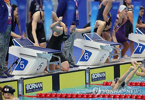 은빛 환호(항저우=연합뉴스) 박동주 기자 = 29일 중국 항저우 올림픽 스포츠센터 수영장에서 열린 19회 항저우 아시안게임 수영 여자 혼계영 400m 결승에 출전한 이은지,고하루,김서영,허연경이 은메달 확정 후 기뻐하고 있다. 2023.9.29 pdj6635@yna.co.kr