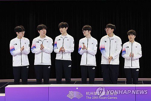 전승 우승 주인공들(항저우=연합뉴스) 신현우 기자 = 29일 중국 저장성 항저우 e스포츠 센터에서 열린 제19회 항저우 아시안게임 e스포츠 리그 오브 레전드(LoL)에서 금메달을 딴 한국 '제우스' 최우제, '카나비' 서진혁, '쵸비' 정지훈, '페이커' 이상혁, '룰러' 박재혁, '케리아' 류민석이 시상식에 참석하고 있다. 2023.9.29 nowwego@yna.co.kr