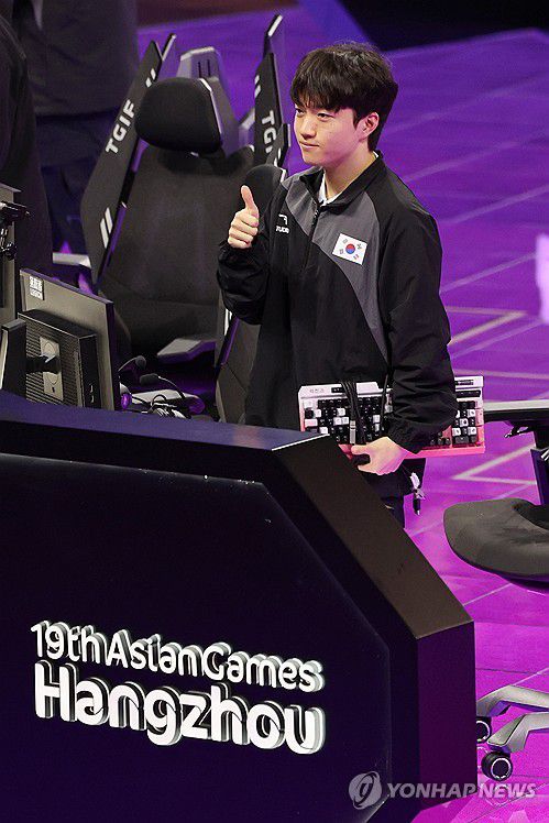 케리아의 엄지척(항저우=연합뉴스) 신현우 기자 = 29일 중국 저장성 항저우 e스포츠 센터에서 열린 제19회 항저우 아시안게임 e스포츠 리그 오브 레전드(LoL)에서 결승에서 대만을 상대로 승리히며 금메달을 확정지은 뒤 '케리아' 류민석이 엄지를 들어 올려 보이고 있다. 2023.9.29 nowwego@yna.co.kr