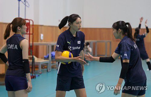 김연경, 주연 아닌 조연으로(진천=연합뉴스) 류영석 기자 = 한국 여자배구 국가대표팀 어드바이저를 맡은 김연경이 16일 오후 진천선수촌에서 대표팀 선수들의 훈련을 돕고 있다. 2023.5.16 ondol@yna.co.kr