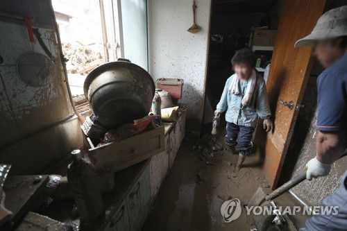 산사태 덮친 주택, 복구 구슬땀(예천=연합뉴스 자료사진) 윤관식 기자 = 8월 16일 경북 예천군 감천면 벌방리 산사태 현장에서 주민들이 뻘밭으로 변한 주택을 정리하고 있다. 2023.7.16 psik@yna.co.kr