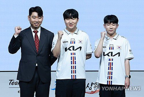 'e스포츠' 국가대표, FIFA 온라인 4 선수단(서울=연합뉴스) 홍해인 기자 = 28일 서울시청 다목적홀에서 열린 2022 항저우 아시안게임(AG) e스포츠 국가대표팀 출정식에서 대표팀 FIFA 온라인 4 종목 선수단이 기념촬영을 하고 있다.     왼쪽부터 신보식 감독, 곽준혁, 박기영. 2023.8.28 hihong@yna.co.kr