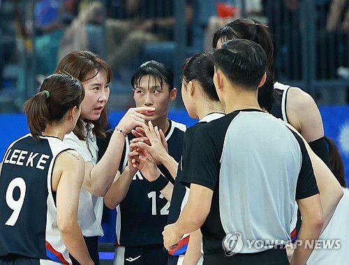 정선민 감독, 세밀한 작전 지시(항저우=연합뉴스) 홍해인 기자 = '민족의 명절' 한가위인 29일 중국 저장성 항저우의 올림픽 스포츠센터에서 열린 2022 항저우 아시안게임 여자 농구 대한민국과 북한의 경기.      대한민국 정선민 감독이 선수들에게 작전 지시를 하고 있다. 2023.9.29 hihong@yna.co.kr