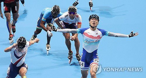 최광호 '금메달이다!'(항저우=연합뉴스) 김인철 기자 = 1일 중국 항저우 첸탕 롤러스포츠 센터에서 열린 19회 항저우 아시안게임 롤러스케이트 남자 스피드 스케이트 1,000ｍ 결승에서 금메달을 획득한 최광호가 1위로 결승선을 통과하고 있다. 2023.10.1 yatoya@yna.co.kr