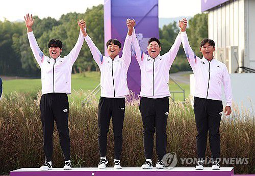 한국남자 골프 단체전 금메달(항저우=연합뉴스) 류영석 기자 = 한국 골프 남자 대표팀 장유빈(왼쪽부터), 조우영 임성재, 김시우가 1일 중국 항저우 서호 국제 골프코스에서 열린 2022 항저우 아시안게임 골프 단체전 금메달을 획득하고 시상대에 오르고 있다. 2023.10.1 ondol@yna.co.kr