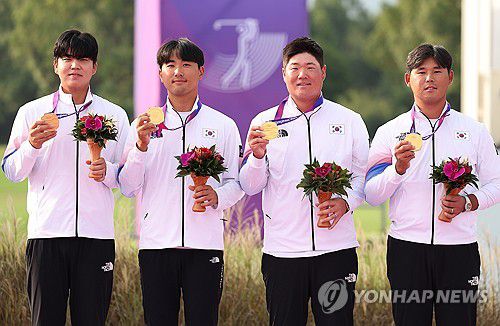 금메달 들어 보이는 골프 남자 대표팀(항저우=연합뉴스) 류영석 기자 = 한국 골프 남자 대표팀 장유빈, 조우영 임성재, 김시우가 1일 중국 항저우 서호 국제 골프코스에서 열린 2022 항저우 아시안게임 골프 단체전 금메달을 획득하고 시상대에 올라 금메달을 들어 보이고 있다. 2023.10.1 ondol@yna.co.kr