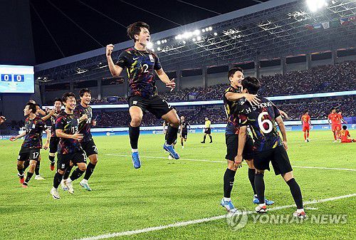 중국 관중 침묵 시키는 홍현석(항저우=연합뉴스) 김인철 기자 = 1일 중국 항저우 황룽 스포츠센터 스타디움에서 열린 2022 항저우 아시안게임 남자 축구 8강전 중국과의 경기. 한국 홍현석이 팀 첫번째 골을 넣고 동료선수들과 기뻐하고 있다. 2023.10.1 yatoya@yna.co.kr