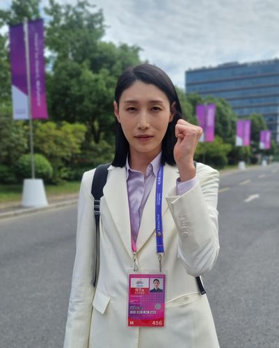 선수들 격려하는 김연경(항저우=연합뉴스) 김경윤 기자 = 해설위원으로 중국 항저우를 방문 중인 흥국생명 공격수 김연경이 2일 중국 항저우 사범대학 창첸캠퍼스 체육관에서 열린 2022 항저우 아시안게임 배구 여자부 한국과 네팔전을 마친 뒤 취재진과 인터뷰 후 포즈를 취하고 있다. 2023.10.23. cycle@yna.co.kr