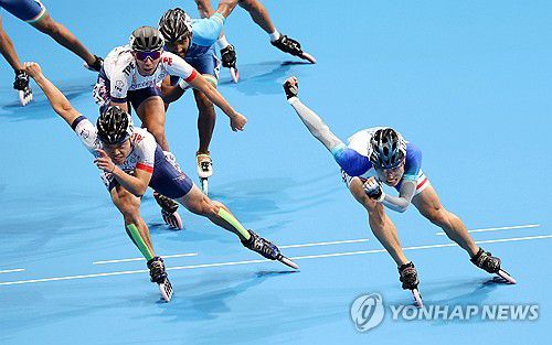 금빛 질주하는 최광호10월 1일 중국 항저우 첸탕 롤러스포츠 센터에서 열린 19회 항저우 아시안게임 롤러스케이트 남자 스피드 스케이트 1,000ｍ 결승에서 금메달을 획득한 최광호가 역주하고 있다. [연합뉴스 자료사진]