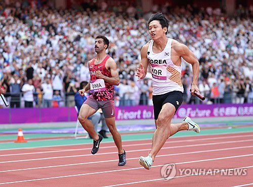 육상 남자 400ｍ 계주 예선 2위(항저우=연합뉴스) 이지은 기자 = 2일 중국 항저우 올림픽 스포츠센터에서 열린 2022 항저우 아시안게임 남자 400ｍ 계주 예선에서 김국영이 달리고 있다. 남자 계주는 38초75로 기록, 전체 2위로 결선에 진출했다.  2023.10.2 jieunlee@yna.co.kr