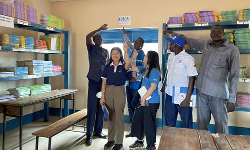 우간다 난민 공동체 도서관 건립(서울=연합뉴스) 코이카와 유엔난민기구(UNHCR)가 함께 난민과 수용 공동체를 위한 도서관을 건립하고 나서 기념사진을 찍고 있다. [코이카 제공. 재판매 및 DB 금지]