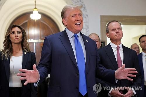 뉴욕주 재판 출석한 트럼프 전 미국 대통령(뉴욕 로이터=연합뉴스) 도널드 트럼프 전 미국 대통령이 2일(현지시간) 뉴욕 맨해튼 지방법원에서 열리는 민사재판에 출석해 자신에 대한 사기 의혹을 반박하고 있다. 2023.10.2 photo@yna.co.kr