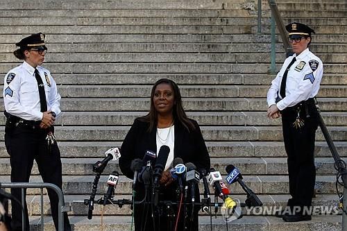 회견 중인 제임스 뉴욕주 법무장관[뉴욕 AFP=연합뉴스]
