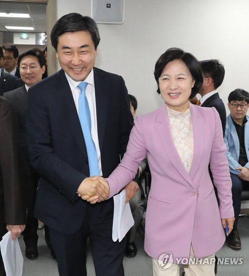 손잡은 추미애-이종걸(서울=연합뉴스) 안정원 기자 = 더불어민주당 추미애 당대표 겸 국민주권 상임 선대위원장과 이종걸 선대위원장이  12일 오전 서울 여의도 당사에서 열린 국민주권선거대책위원회의에 손을 잡고 입장하고 있다. 2017.4.12 jeong@yna.co.kr