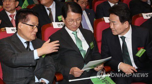 박지원 천정배 정동영(서울=연합뉴스) 백승렬 기자 = 국민의당 박지원(왼쪽부터) 천정배 정동영 의원이 28일 국회 의원회관에서 열린 민주평화당 창당발기인대회에서 대화하고 있다. 2018.1.28 srbaek@yna.co.kr