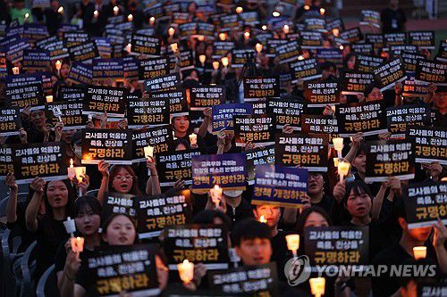 진상규명·정책 개정 촉구하는 촛불집회 참가자들(서울=연합뉴스) 김도훈 기자 = 서울 서이초등학교 교사의 49재 추모일인 4일 오후 서울 서초구 서울교육대학교에서 열린 촛불문화제에서 참가자들이 진상 규명과 정책 개정을 촉구하고 있다. 2023.9.4 superdoo82@yna.co.kr