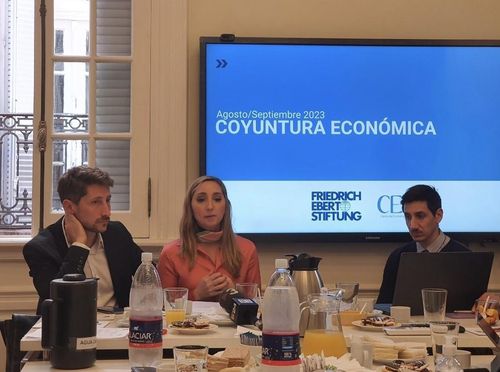 아르헨티나 경제 현황 워크숍(부에노스아이레스=연합뉴스) 김선정 통신원 = 지난 달 27일(현지시간) 아르헨티나 주재 독일 프리드리히 에버트 재단(FES)과 아르헨티나 경제정치 연구소(CEPA)가 공동주최한 '아르헨티나 경제 현황'에 대해 CEPA 연구원들이 설명하고 있다. 아르헨티나 주재 각국 경제 담당 외교관들과 외국 특파원을 초청한 워크숍에서 CEPA는 아르헨티나 2024년 물가상승률이 81.9%에 이를 것이라고 전망했다. 2023.10.3