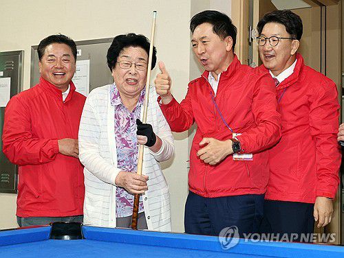 강서구 경로당 방문한 김기현 대표(서울=연합뉴스) 한상균 기자 = 국민의힘 김기현 대표가 5일 강서구 한 아파트 경로당을 방문해 주민들과 포켓볼을 치고 있다.      이날 김 대표는 강서구청장 보궐선거 김태우 후보 지원 유세에 앞서 경로당 등을 방문했다. 2023.10.5 xyz@yna.co.kr