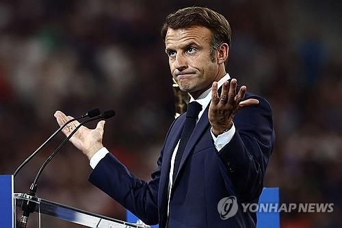 (AFP 연합뉴스) 에마뉘엘 마크롱 프랑스 대통령이 지난달 8일(현지시간) 스타드 드 프랑스에서 열린 럭비 월드컵 개막식에서 연설하고 있다.