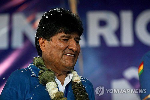 지지자 환호받는 모랄레스(라우카에녜[볼리비아] EPA=연합뉴스) 에보 모랄레스 전 볼리비아 대통령(사회주의운동 당 대표)이 4일(현지시간) 볼리비아 코차밤바주 라우카에녜에서 열린 사회주의운동 행사에서 지지자들의 환호를 받고 있다. 2023.10.6