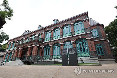 대한제국 외교의 중심지, 덕수궁 돈덕전 공개(서울=연합뉴스) 김성민 기자 = 문화재청이 25일 오전 서울 중구 덕수궁에서 연 '돈덕전 개관 및 전시실 언론 간담회'에서 공개된 돈덕전 전경.      덕수궁 돈덕전은 대한제국 시절 외교사절 알현, 연회, 영빈 숙소 등으로 활용된 외교 중심 공간으로 일제에 의해 헐렸다가 100여년만인 올해 재건됐다. 2023.9.25 ksm7976@yna.co.kr