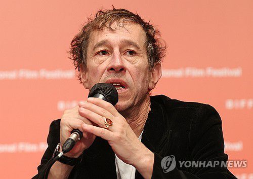 '더 비스트'의 베르트랑 보넬로 감독(부산=연합뉴스) 이재희 기자 = 부산국제영화제(BIFF) 개막 사흘째인 6일 오후 부산 해운대구 KNN시어터에서 열린 영화 '더 비스트' 기자회견에서 베르트랑 보넬로 감독이 질문에 답하고 있다. 2023.10.6 scape@yna.co.kr