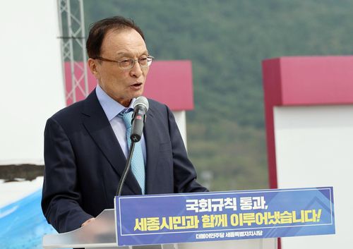 인사말 하는 이해찬 민주당 상임고문(세종=연합뉴스) 이은파 기자 = 이해찬 더불어민주당 상임고문이 7일 민주당 세종시당 주최로 국회 세종의사당 건립 예정지에서 열린 '국회 세종의사당 국회규칙안 국회 본회의 통과 환영 행사'에 참석해 인사말을 하고 있다. 2023.10.7