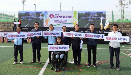 한자리에 모인 국민의힘 세종시의원 (세종=연합뉴스) 이은파 기자 = 국민의힘 소속 세종시의원들이 7일 세종시민 체육대회가 열린 조치원읍 세종시민운동장 보조경기장에서 최민호 시장과 함께 '국회세종의사당=미레전략수도'란 펼침막을 들고 퍼포먼스를 하고 있다. 2023.10.7