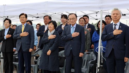 민주당 국회 세종의사당 국회규칙안 국회 본회의 통과 환영 행사  (세종=연합뉴스) 이은파 기자 = 7일 더불어민주당 세종시당 주최로 국회 세종의사당 건립 예정지에서 열린 '국회 세종의사당 국회규칙안 국회 본회의 통과 환영 행사'에서 이해찬 상임고문(앞줄 오른쪽 두 번째) 등이 국기에 대한 맹세를 하고 있다. 2023.10.7