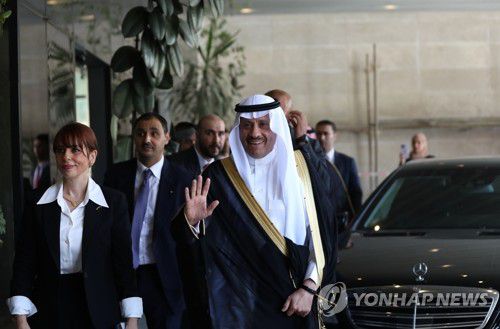 30년 만에 요르단강 서안에 대표단 파견한 사우디(라말라 신화=연합뉴스) 나예프 알 수다이리 팔레스타인 자치정부 주재 사우디아라비아 대사(가운데)가 26일(현지시각) 요르단강 서안 라말라의 팔레스타인 외교부에 도착하고 있다. 미국의 중재로 이스라엘과 관계 정상화를 논의 중인 사우디아라비아는 이날 이스라엘 점령지인 팔레스타인 요르단강 서안에 30년 만에 외교단을 파견했다. 2023.09.27 danh2023@yna.co.kr