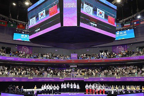 가장 높은 곳에 태극기(항저우=연합뉴스) 신현우 기자 = 29일 중국 저장성 항저우 e스포츠 센터에서 열린 제19회 항저우 아시안게임 e스포츠 리그 오브 레전드(LoL)에서 금메달을 딴 한국 '제우스' 최우제, '카나비' 서진혁, '쵸비' 정지훈, '페이커' 이상혁, '룰러' 박재혁, '케리아' 류민석이 시상대에 올라 국기에 경례하고 있다. 2023.9.29 nowwego@yna.co.kr