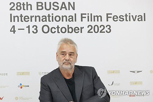 '도그맨' 뤼크 베송 감독(부산=연합뉴스) 강민지 기자 = 뤼크 베송 감독이 7일 오후 부산 해운대구 영화진흥위원회에서 진행된 영화 '도그맨' 기자간담회에서 포즈를 취하고 있다.  2023.10.7 mjkang@yna.co.kr