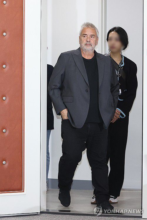 뤼크 베송, 늦었지만 여유(부산=연합뉴스) 강민지 기자 = 뤼크 베송 감독이 7일 오후 부산 해운대구 영화진흥위원회에서 열린 영화 '도그맨' 기자간담회에 입장하고 있다.  2023.10.7 mjkang@yna.co.kr
