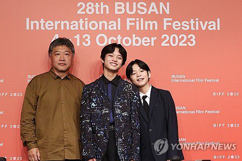 영화 '괴물' 감독과 배우(부산=연합뉴스) 강민지 기자 = 7일 오후 부산 해운대구 KNN시어터에서 열린 '제28회 부산국제영화제' 갈라 프레젠테이션 '괴물' 기자회견에서 참석자들이 기념촬영하고 있다. 왼쪽부터 고레에다 히로카즈 감독, 구로카와 소야, 히이라기 히나타.       2023.10.7 mjkang@yna.co.kr