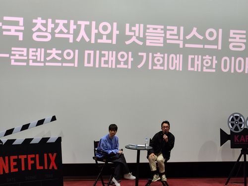 '한국 창작자와 넷플릭스의 동행' 참석한 이충현 감독(왼쪽)(부산=연합뉴스) 오보람 기자
