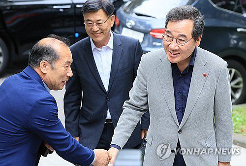 제주대 찾은 이낙연 전 국무총리(제주=연합뉴스) 박지호 기자 = 이낙연 전 국무총리가 22일 오후 자신의 특강이 진행될 제주대 사회과학대학에 도착해 마중 나온 이들과 인사하고 있다. 2023.9.22 jihopark@yna.co.kr